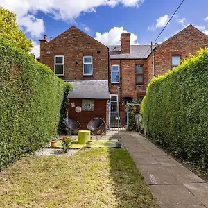  Holiday home Traditional Quiet Townhouse With Two Bedrooms And Private Garden Great For Airport Crew And Professionals
